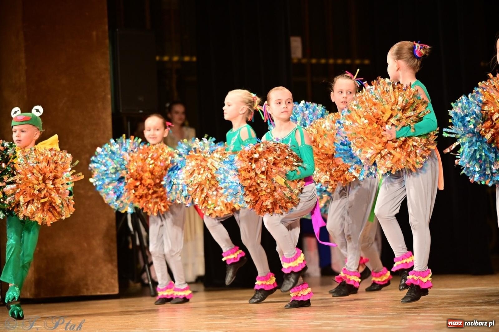 Zdjęcie w galerii na portalu naszraciborz.pl: Koncert charytatywny dla Judytki: taniec, folklor i świąteczne smaki zgromadziły tłumy wiadomości z regionu