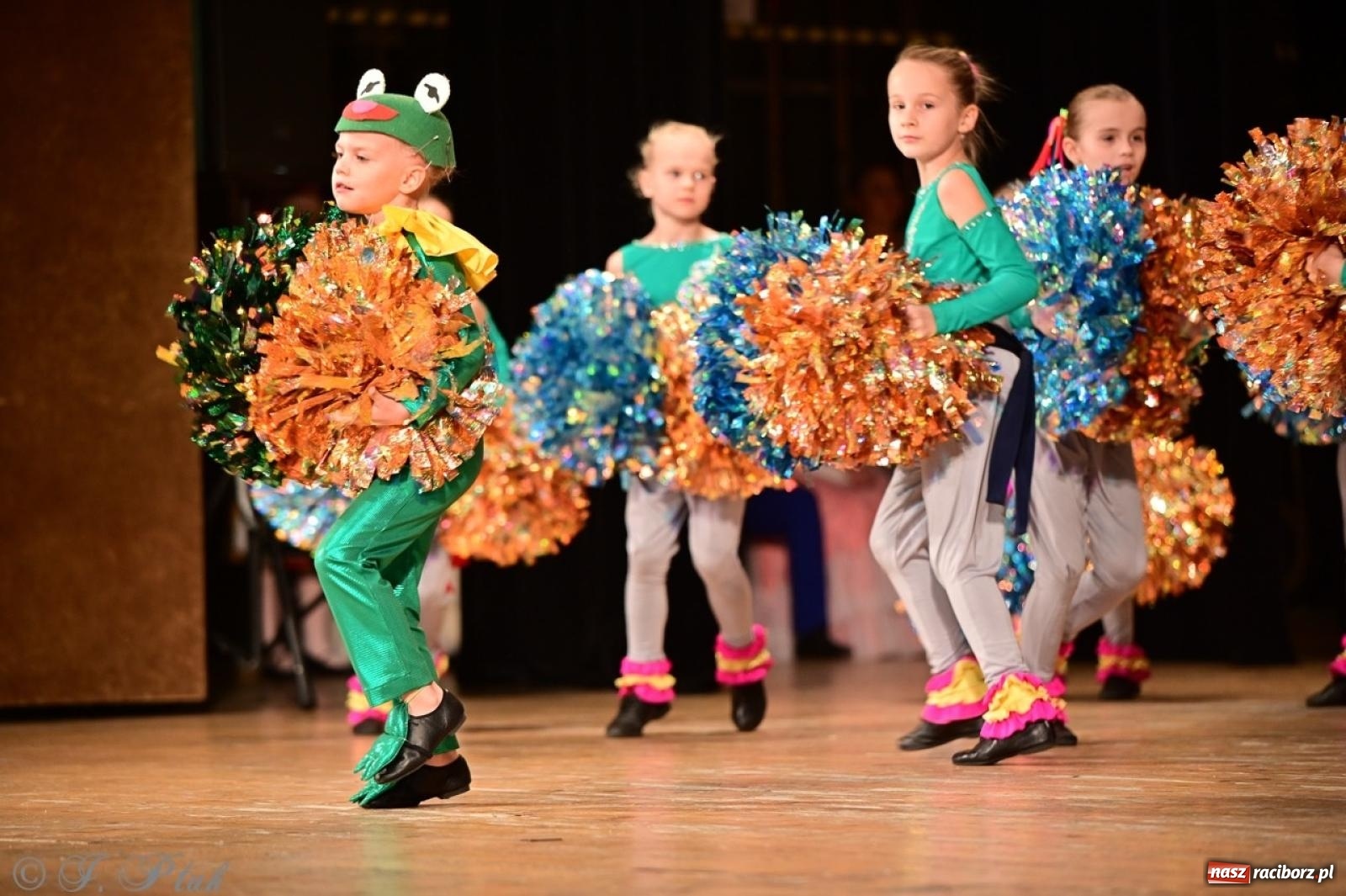 Zdjęcie w galerii na portalu naszraciborz.pl: Koncert charytatywny dla Judytki: taniec, folklor i świąteczne smaki zgromadziły tłumy wiadomości z regionu