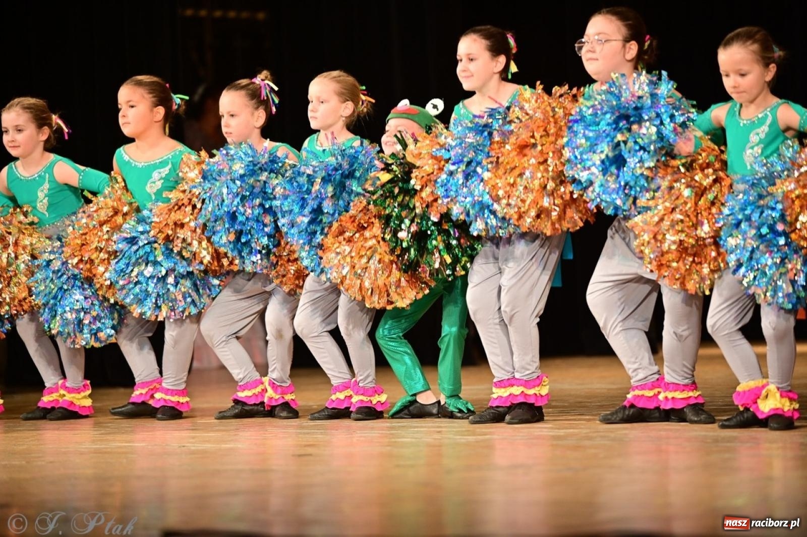 Zdjęcie w galerii na portalu naszraciborz.pl: Koncert charytatywny dla Judytki: taniec, folklor i świąteczne smaki zgromadziły tłumy wiadomości z regionu