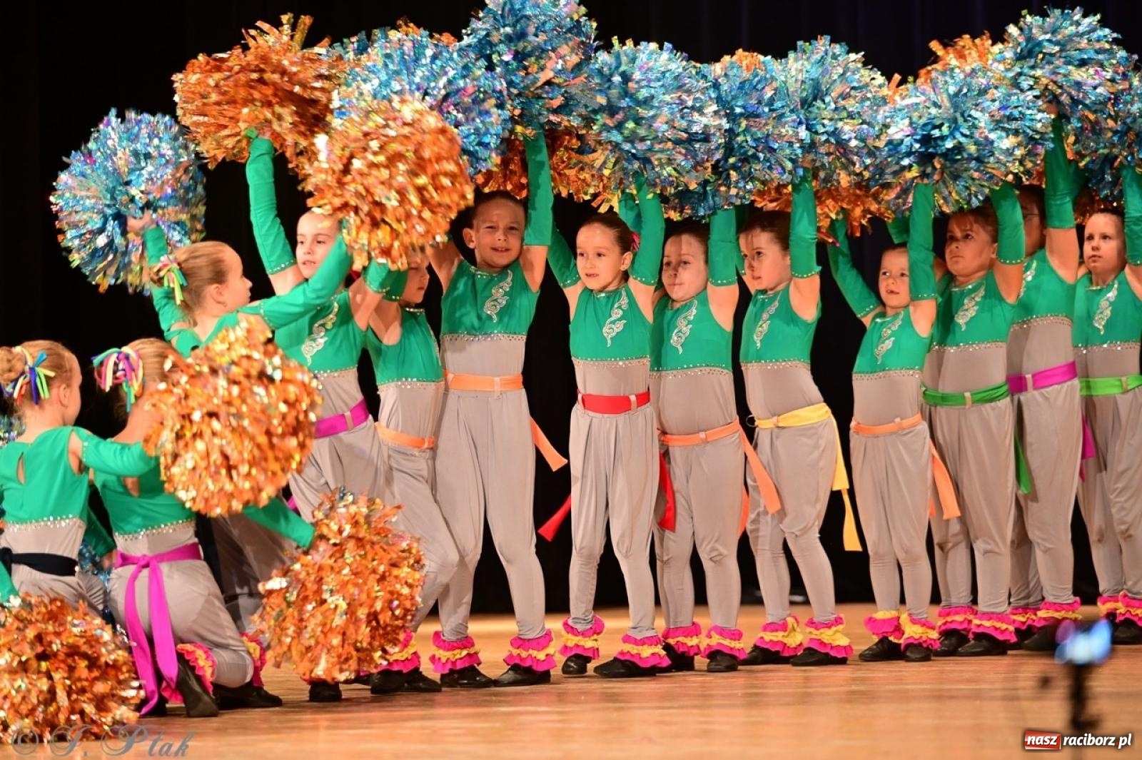 Zdjęcie w galerii na portalu naszraciborz.pl: Koncert charytatywny dla Judytki: taniec, folklor i świąteczne smaki zgromadziły tłumy wiadomości z regionu