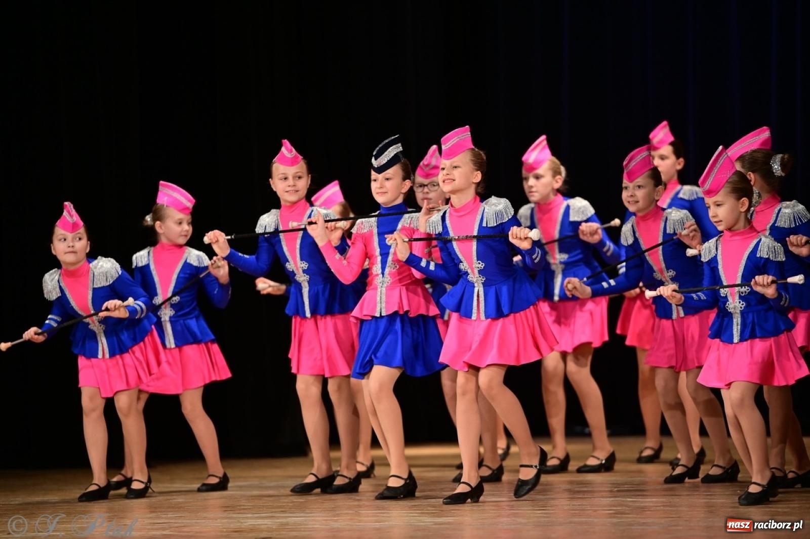 Zdjęcie w galerii na portalu naszraciborz.pl: Koncert charytatywny dla Judytki: taniec, folklor i świąteczne smaki zgromadziły tłumy wiadomości z regionu