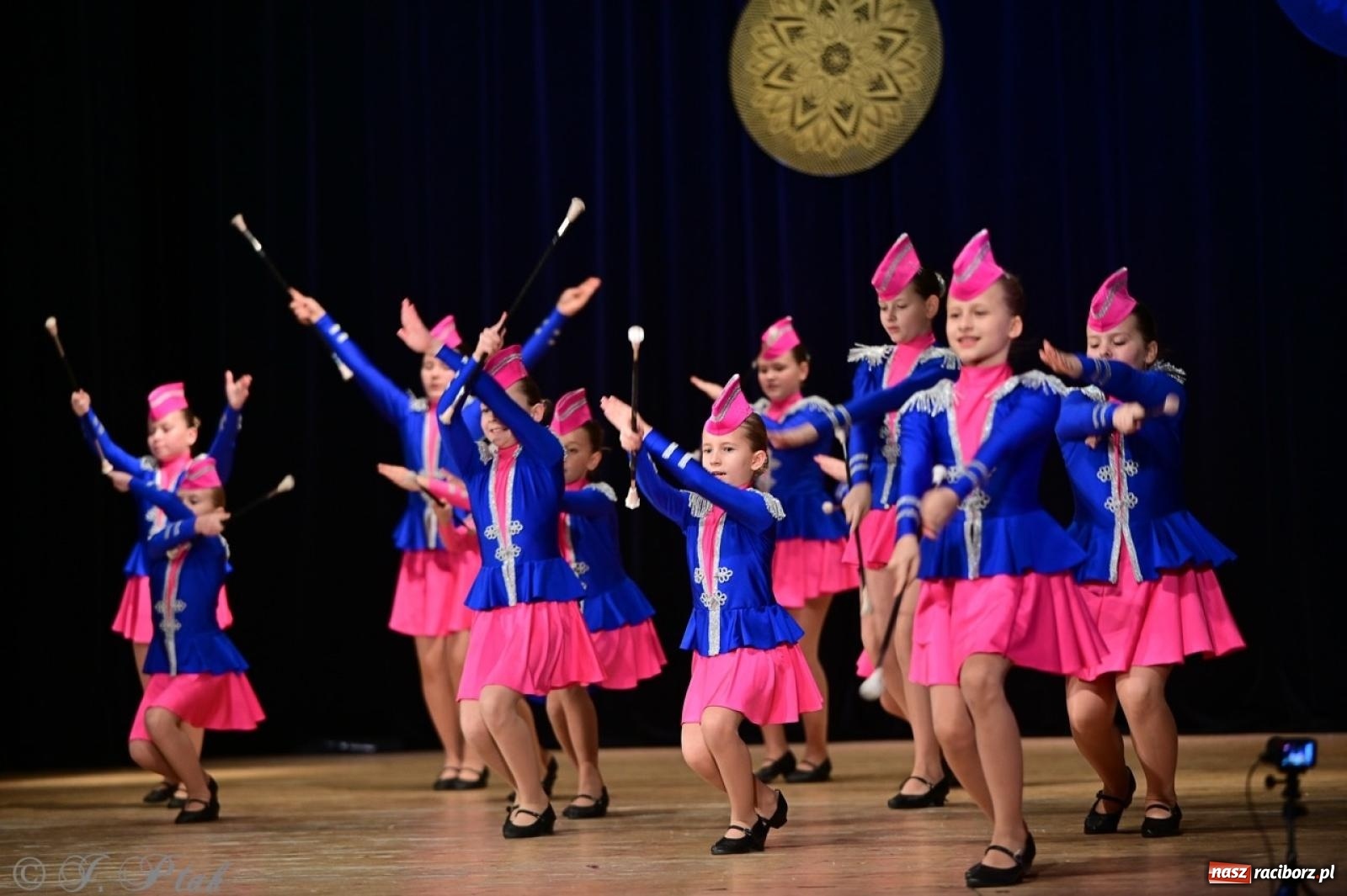 Zdjęcie w galerii na portalu naszraciborz.pl: Koncert charytatywny dla Judytki: taniec, folklor i świąteczne smaki zgromadziły tłumy wiadomości z regionu