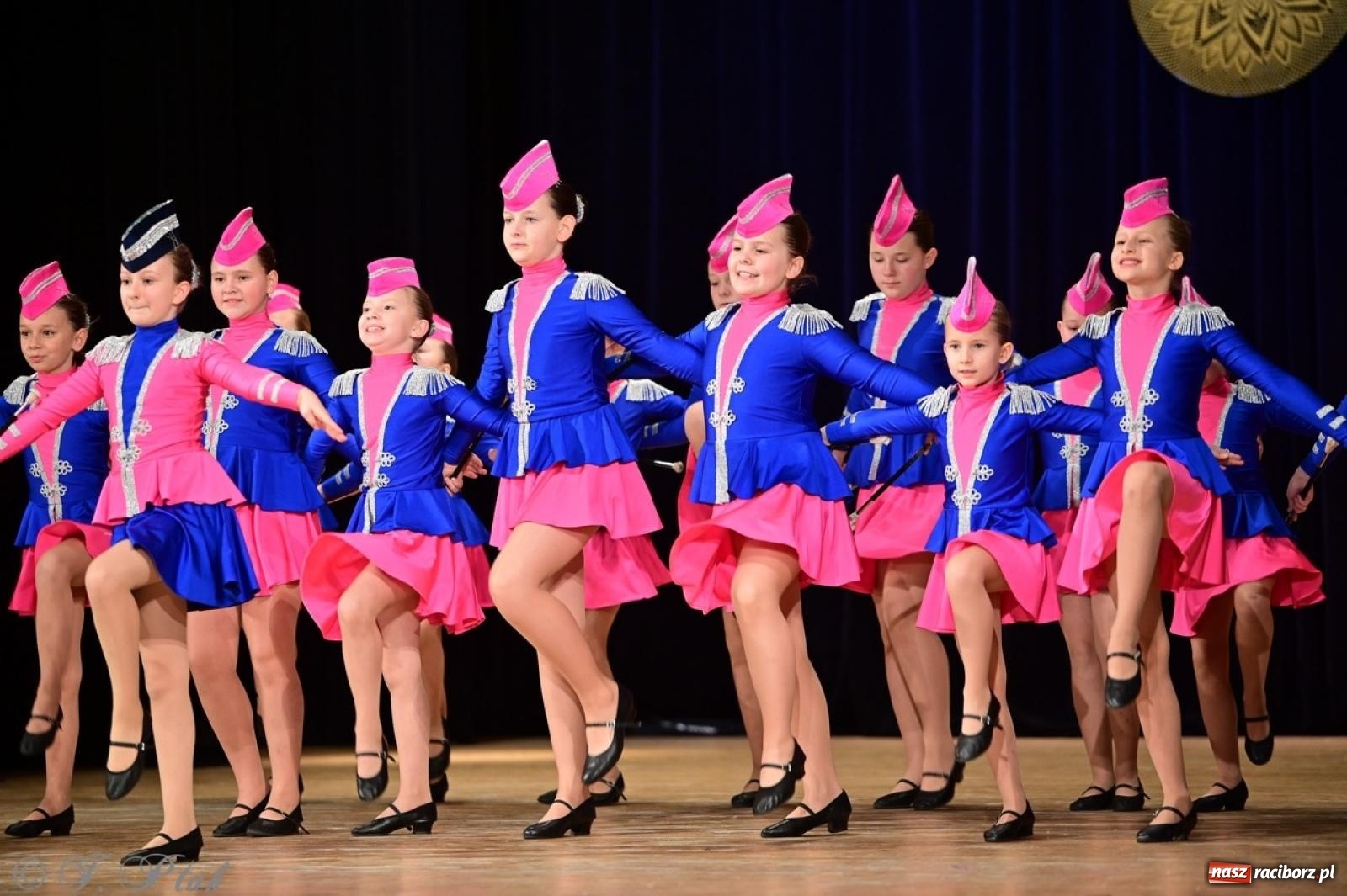 Zdjęcie w galerii na portalu naszraciborz.pl: Koncert charytatywny dla Judytki: taniec, folklor i świąteczne smaki zgromadziły tłumy wiadomości z regionu