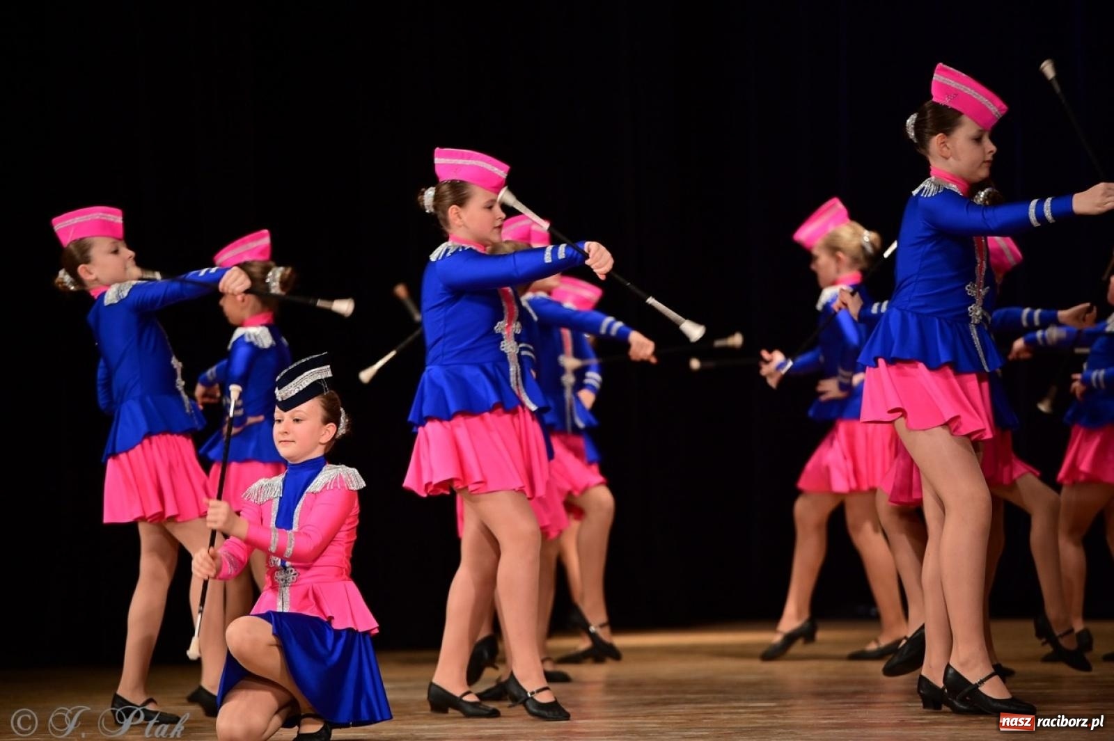 Zdjęcie w galerii na portalu naszraciborz.pl: Koncert charytatywny dla Judytki: taniec, folklor i świąteczne smaki zgromadziły tłumy wiadomości z regionu