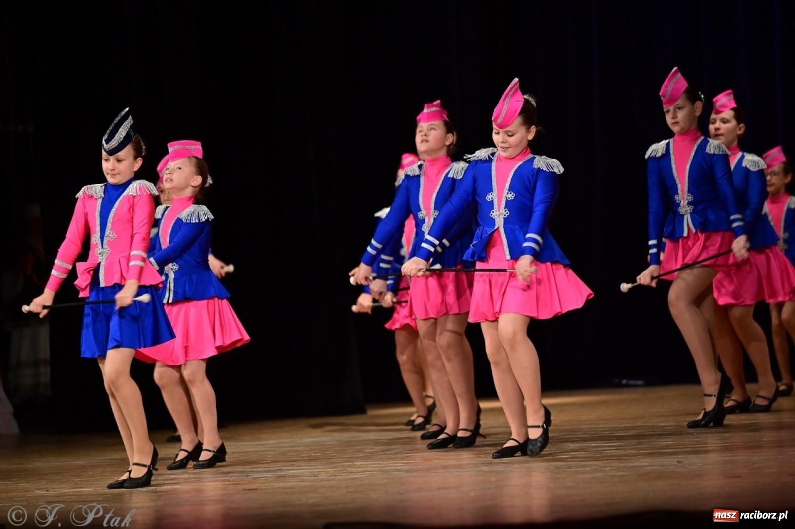 Zdjęcie w galerii na portalu naszraciborz.pl: Koncert charytatywny dla Judytki: taniec, folklor i świąteczne smaki zgromadziły tłumy wiadomości z regionu