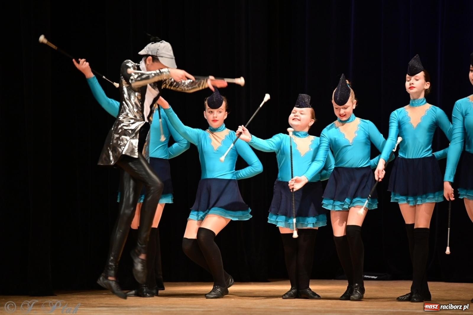 Zdjęcie w galerii na portalu naszraciborz.pl: Koncert charytatywny dla Judytki: taniec, folklor i świąteczne smaki zgromadziły tłumy wiadomości z regionu