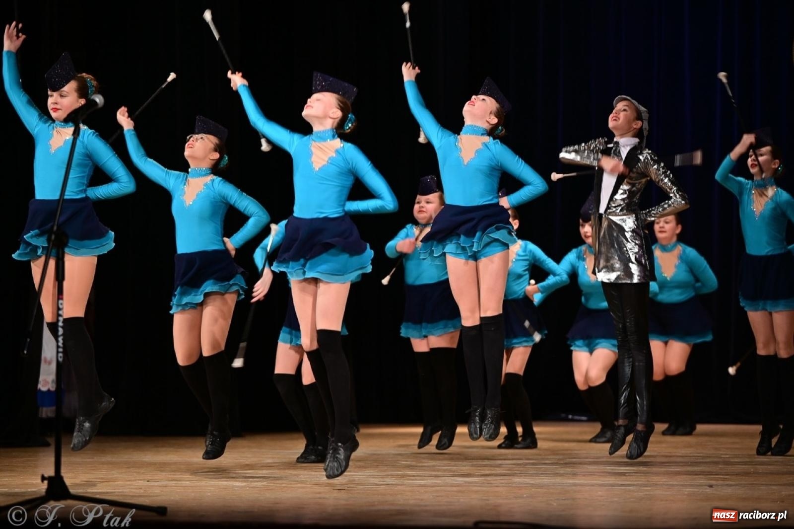 Zdjęcie w galerii na portalu naszraciborz.pl: Koncert charytatywny dla Judytki: taniec, folklor i świąteczne smaki zgromadziły tłumy wiadomości z regionu