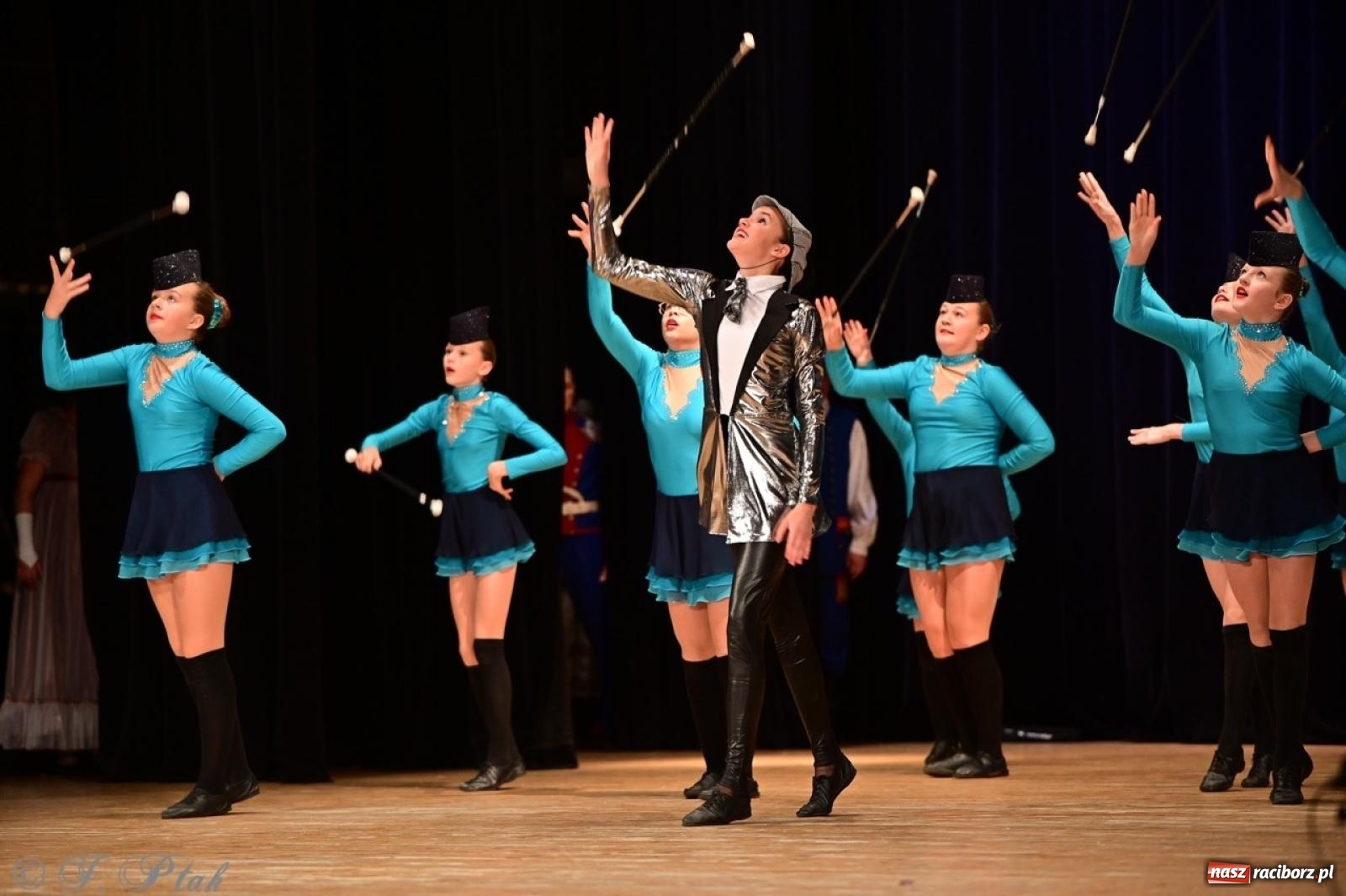 Zdjęcie w galerii na portalu naszraciborz.pl: Koncert charytatywny dla Judytki: taniec, folklor i świąteczne smaki zgromadziły tłumy wiadomości z regionu