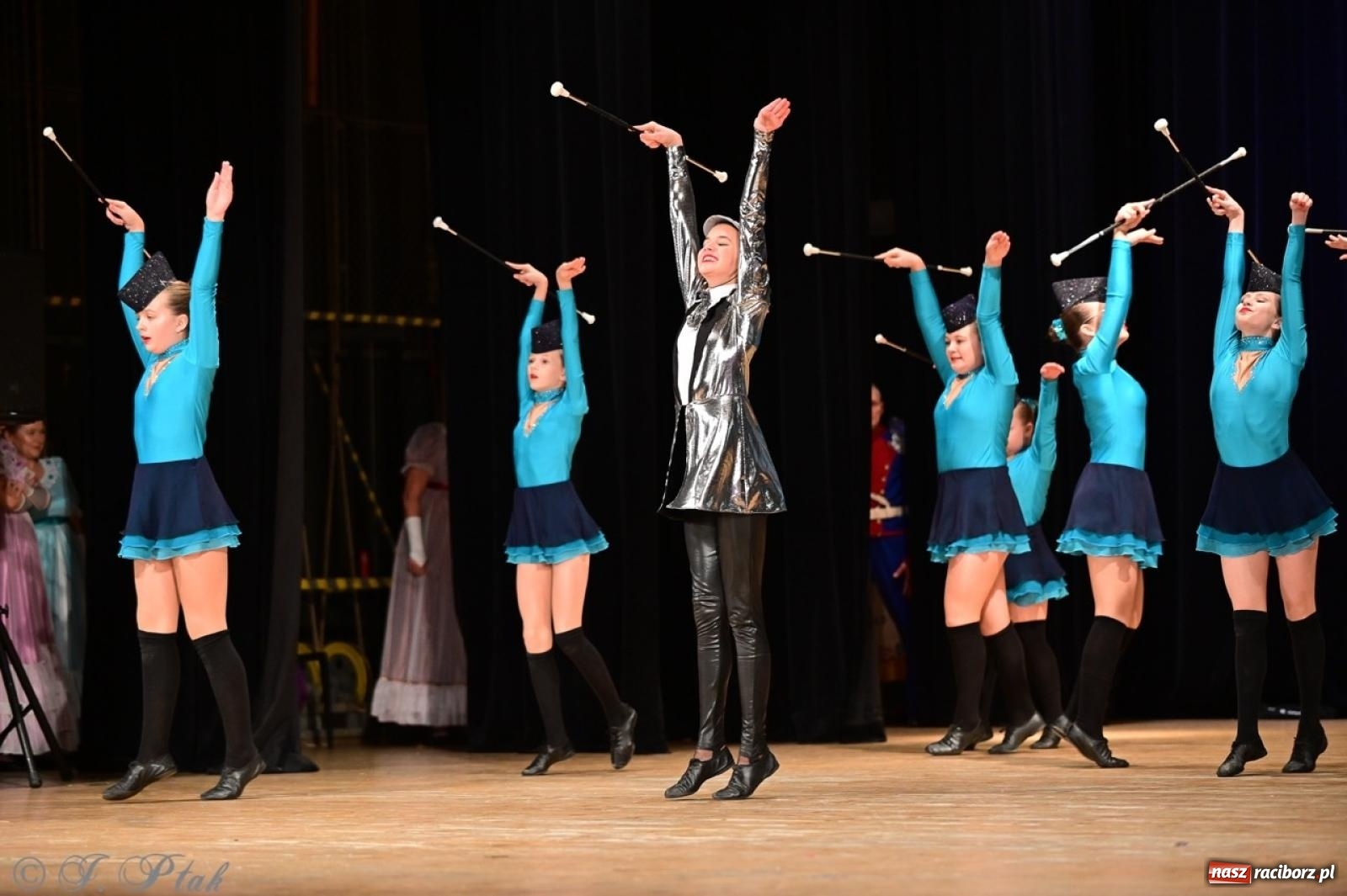 Zdjęcie w galerii na portalu naszraciborz.pl: Koncert charytatywny dla Judytki: taniec, folklor i świąteczne smaki zgromadziły tłumy wiadomości z regionu