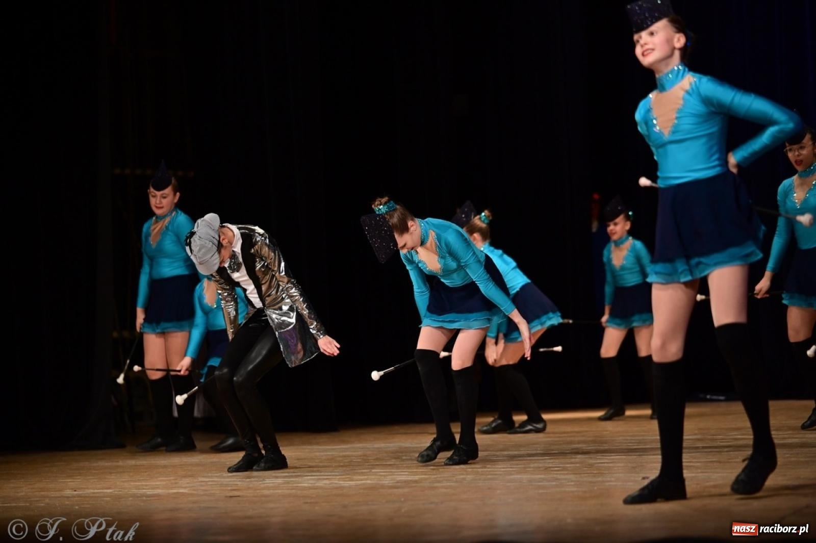 Zdjęcie w galerii na portalu naszraciborz.pl: Koncert charytatywny dla Judytki: taniec, folklor i świąteczne smaki zgromadziły tłumy wiadomości z regionu