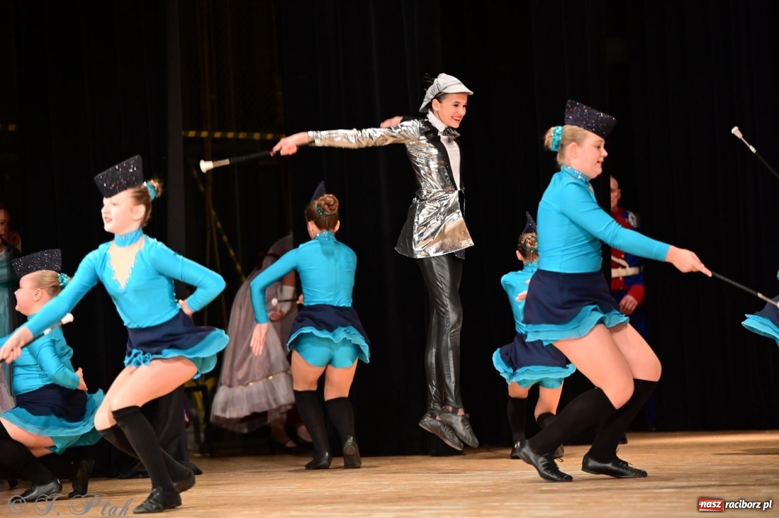 Zdjęcie w galerii na portalu naszraciborz.pl: Koncert charytatywny dla Judytki: taniec, folklor i świąteczne smaki zgromadziły tłumy wiadomości z regionu