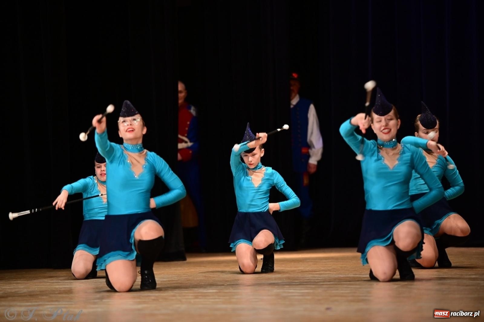 Zdjęcie w galerii na portalu naszraciborz.pl: Koncert charytatywny dla Judytki: taniec, folklor i świąteczne smaki zgromadziły tłumy wiadomości z regionu