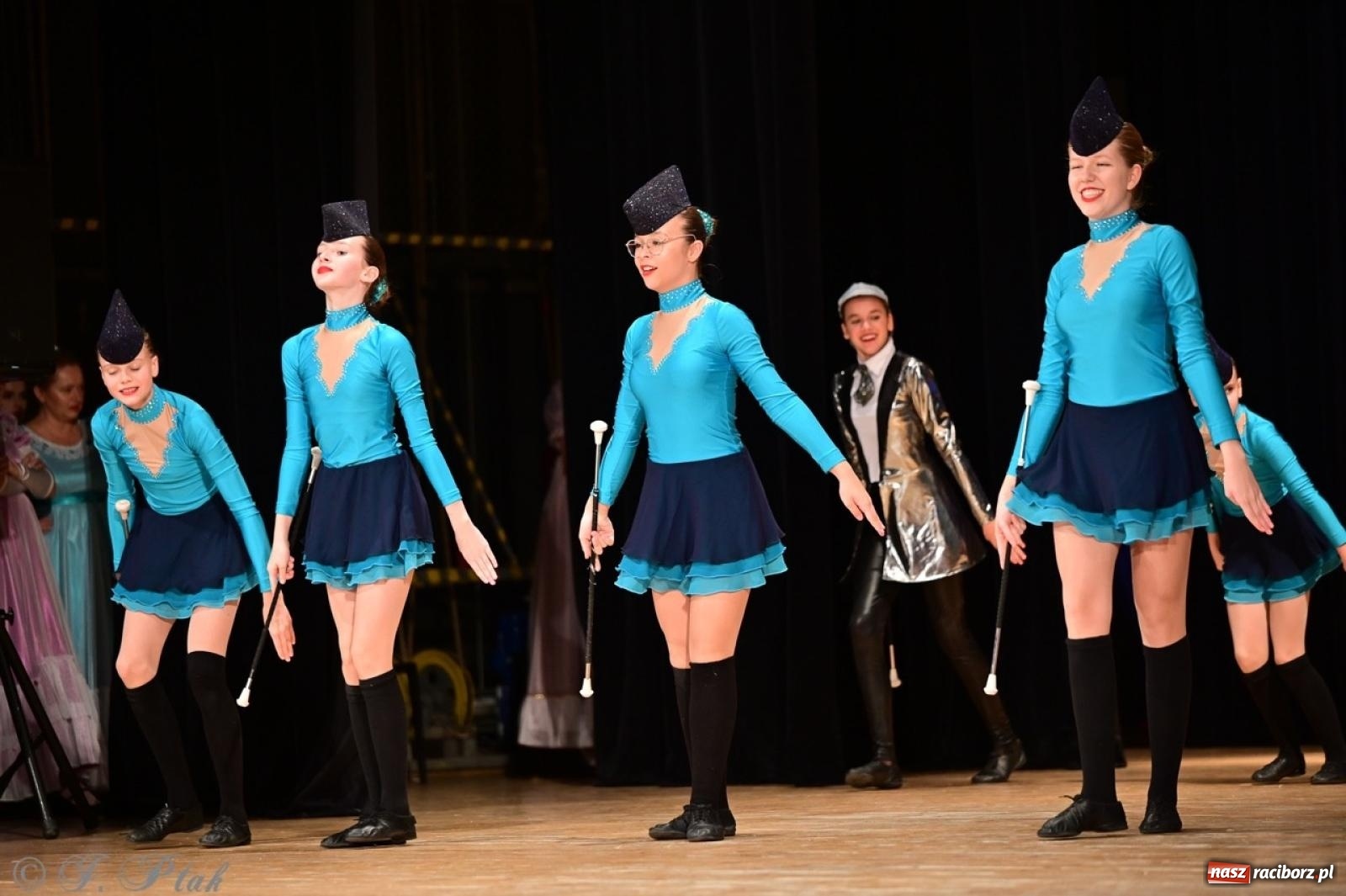 Zdjęcie w galerii na portalu naszraciborz.pl: Koncert charytatywny dla Judytki: taniec, folklor i świąteczne smaki zgromadziły tłumy wiadomości z regionu