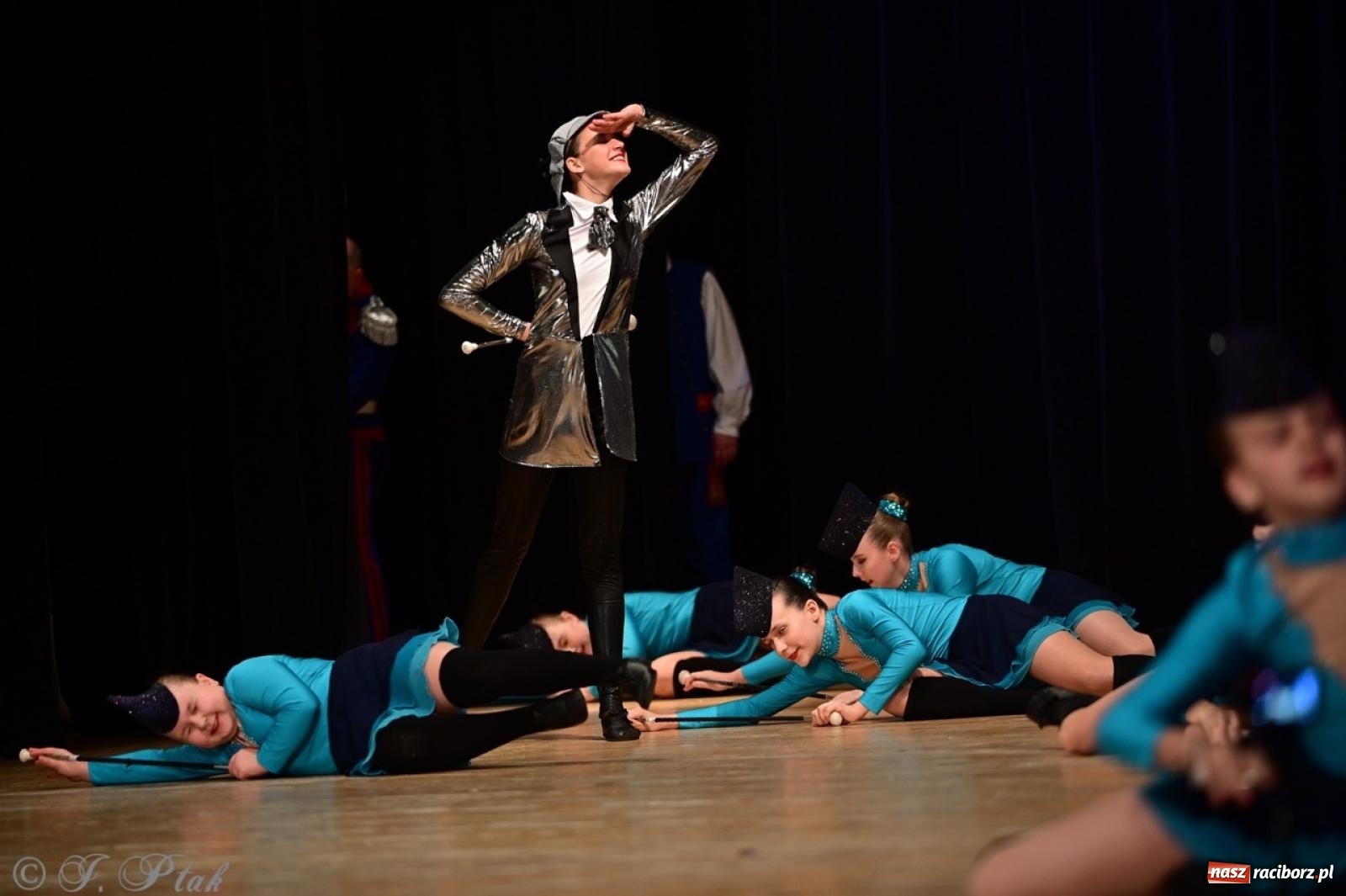 Zdjęcie w galerii na portalu naszraciborz.pl: Koncert charytatywny dla Judytki: taniec, folklor i świąteczne smaki zgromadziły tłumy wiadomości z regionu