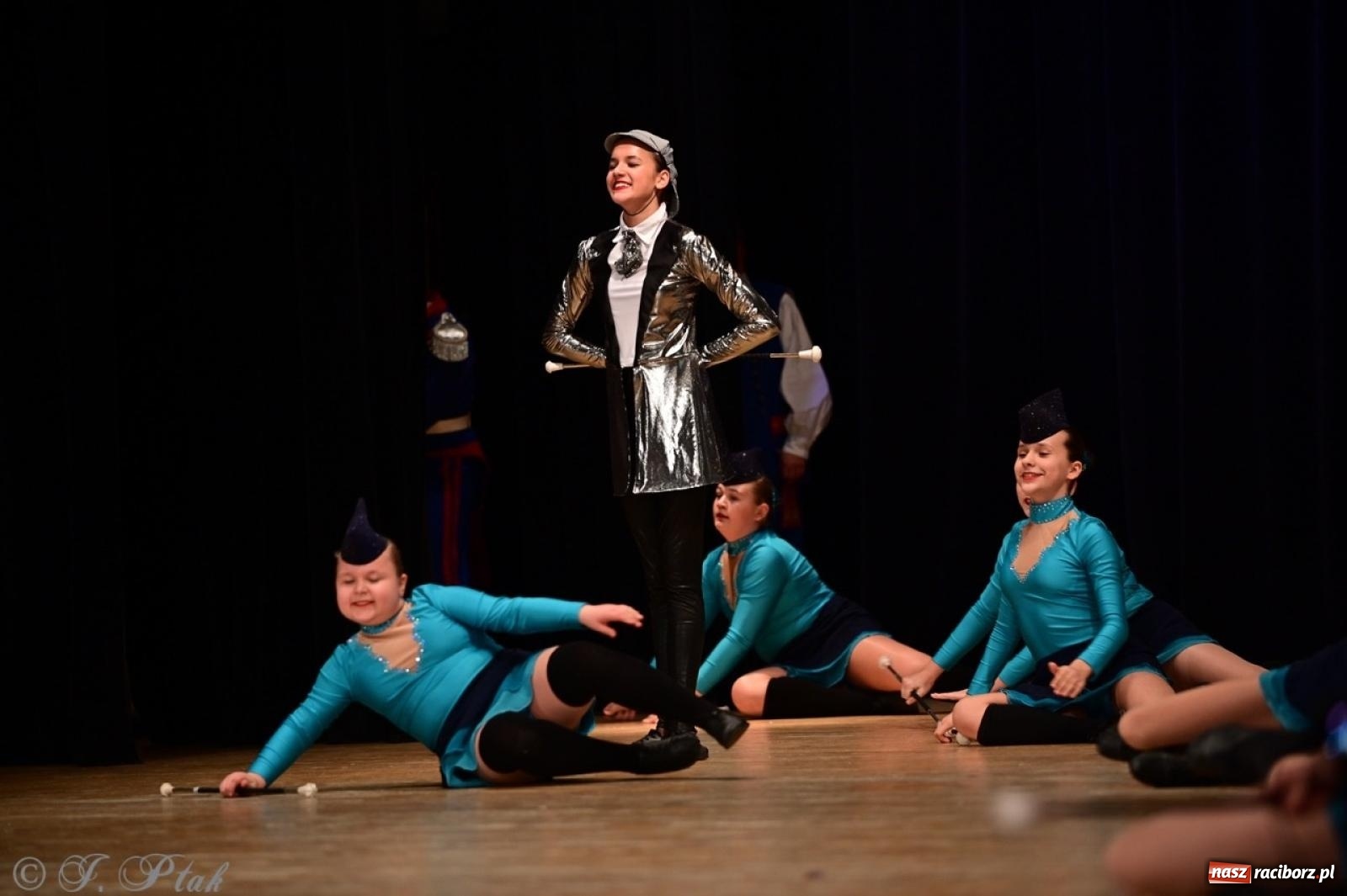 Zdjęcie w galerii na portalu naszraciborz.pl: Koncert charytatywny dla Judytki: taniec, folklor i świąteczne smaki zgromadziły tłumy wiadomości z regionu