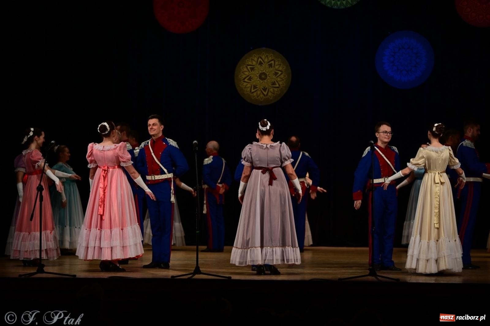 Zdjęcie w galerii na portalu naszraciborz.pl: Koncert charytatywny dla Judytki: taniec, folklor i świąteczne smaki zgromadziły tłumy wiadomości z regionu