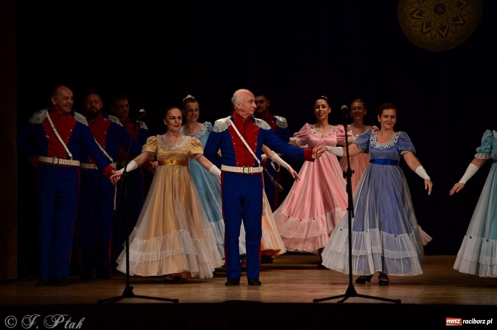 Zdjęcie w galerii na portalu naszraciborz.pl: Koncert charytatywny dla Judytki: taniec, folklor i świąteczne smaki zgromadziły tłumy wiadomości z regionu