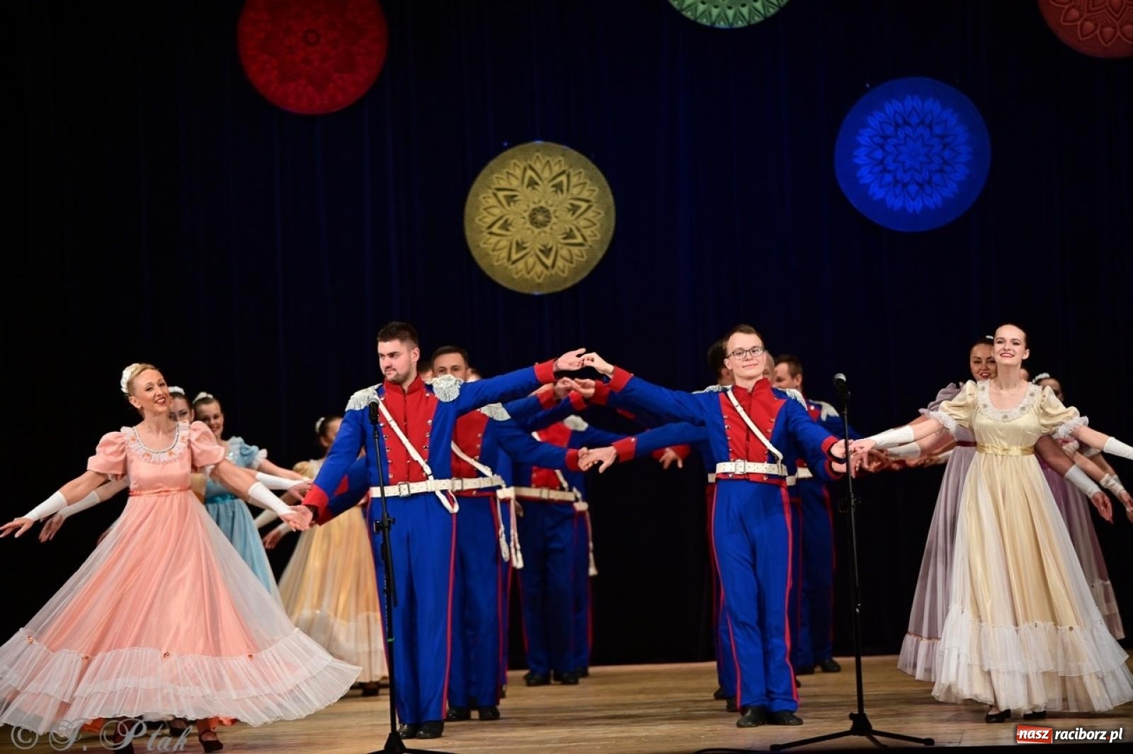 Zdjęcie w galerii na portalu naszraciborz.pl: Koncert charytatywny dla Judytki: taniec, folklor i świąteczne smaki zgromadziły tłumy wiadomości z regionu