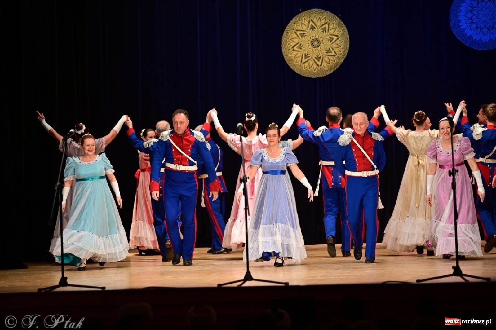 Zdjęcie w galerii na portalu naszraciborz.pl: Koncert charytatywny dla Judytki: taniec, folklor i świąteczne smaki zgromadziły tłumy wiadomości z regionu