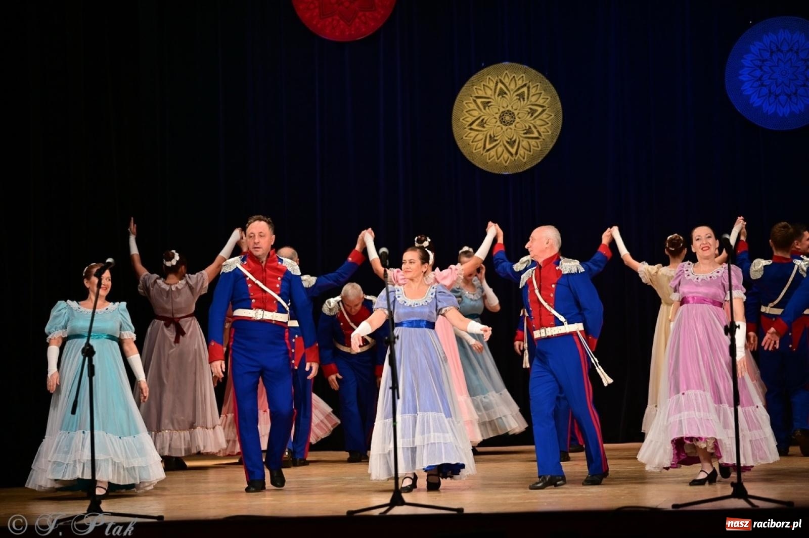 Zdjęcie w galerii na portalu naszraciborz.pl: Koncert charytatywny dla Judytki: taniec, folklor i świąteczne smaki zgromadziły tłumy wiadomości z regionu