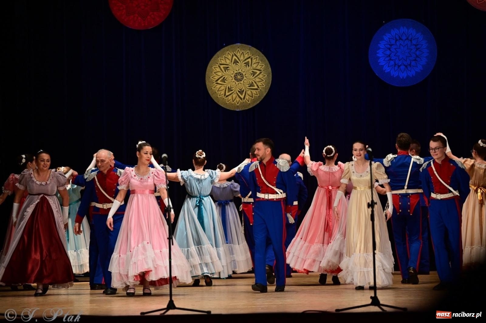 Zdjęcie w galerii na portalu naszraciborz.pl: Koncert charytatywny dla Judytki: taniec, folklor i świąteczne smaki zgromadziły tłumy wiadomości z regionu