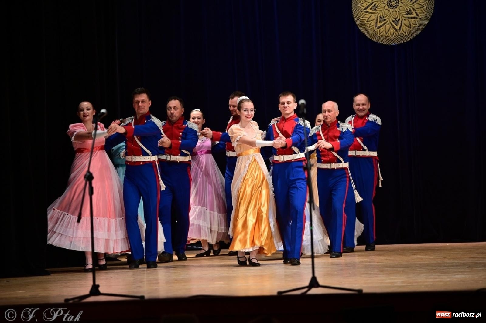 Zdjęcie w galerii na portalu naszraciborz.pl: Koncert charytatywny dla Judytki: taniec, folklor i świąteczne smaki zgromadziły tłumy wiadomości z regionu