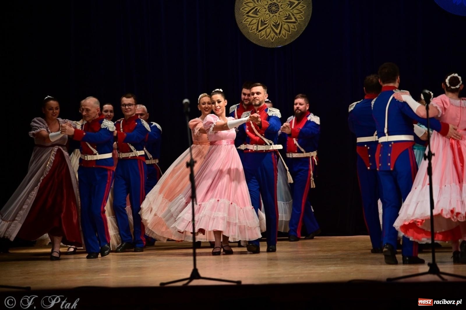 Zdjęcie w galerii na portalu naszraciborz.pl: Koncert charytatywny dla Judytki: taniec, folklor i świąteczne smaki zgromadziły tłumy wiadomości z regionu