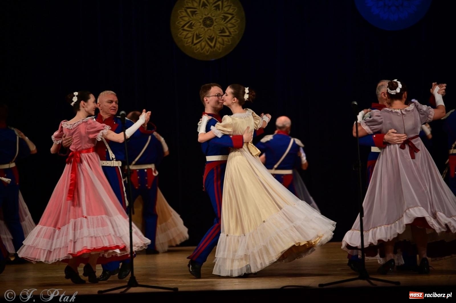 Zdjęcie w galerii na portalu naszraciborz.pl: Koncert charytatywny dla Judytki: taniec, folklor i świąteczne smaki zgromadziły tłumy wiadomości z regionu