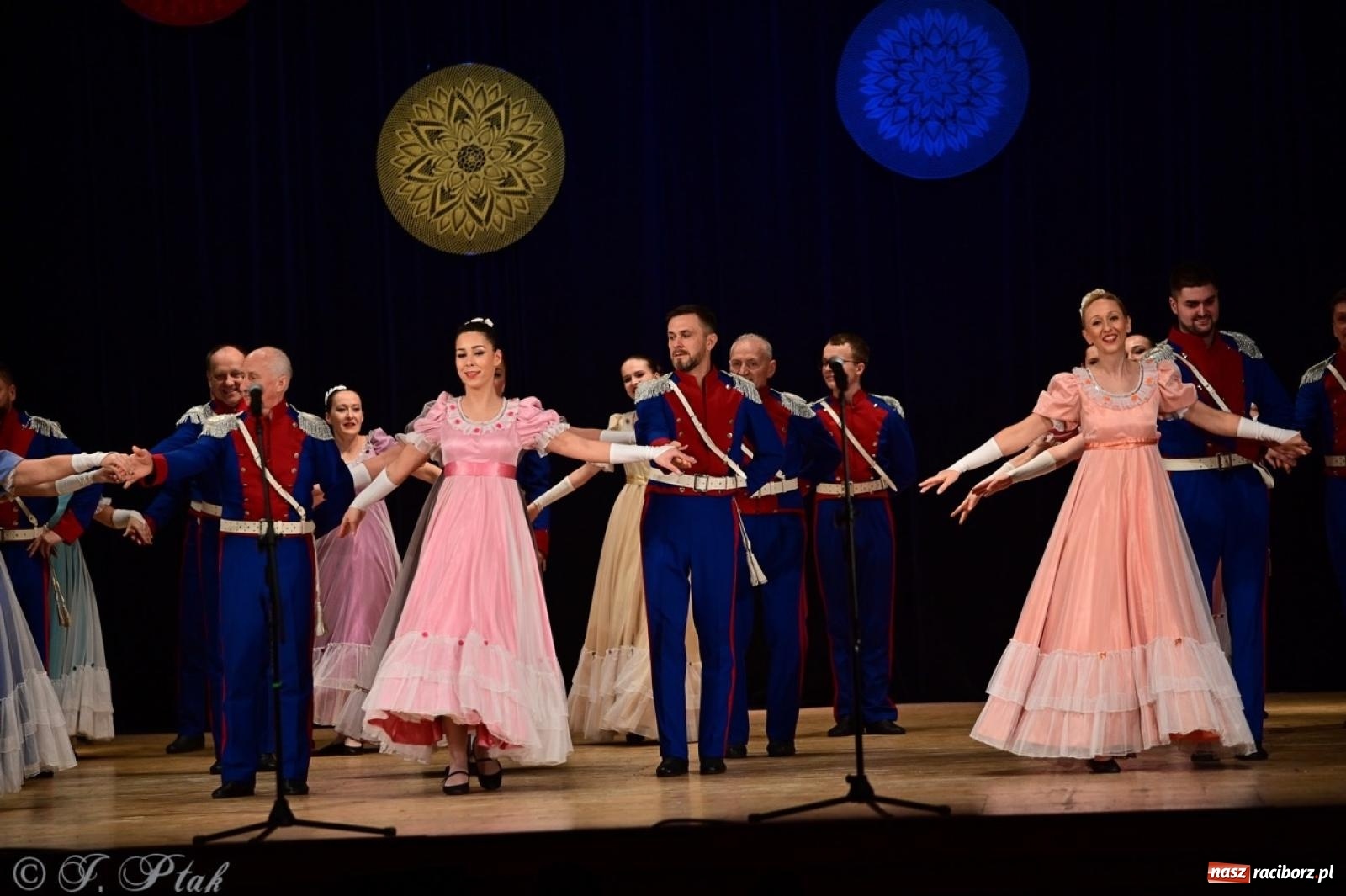 Zdjęcie w galerii na portalu naszraciborz.pl: Koncert charytatywny dla Judytki: taniec, folklor i świąteczne smaki zgromadziły tłumy wiadomości z regionu