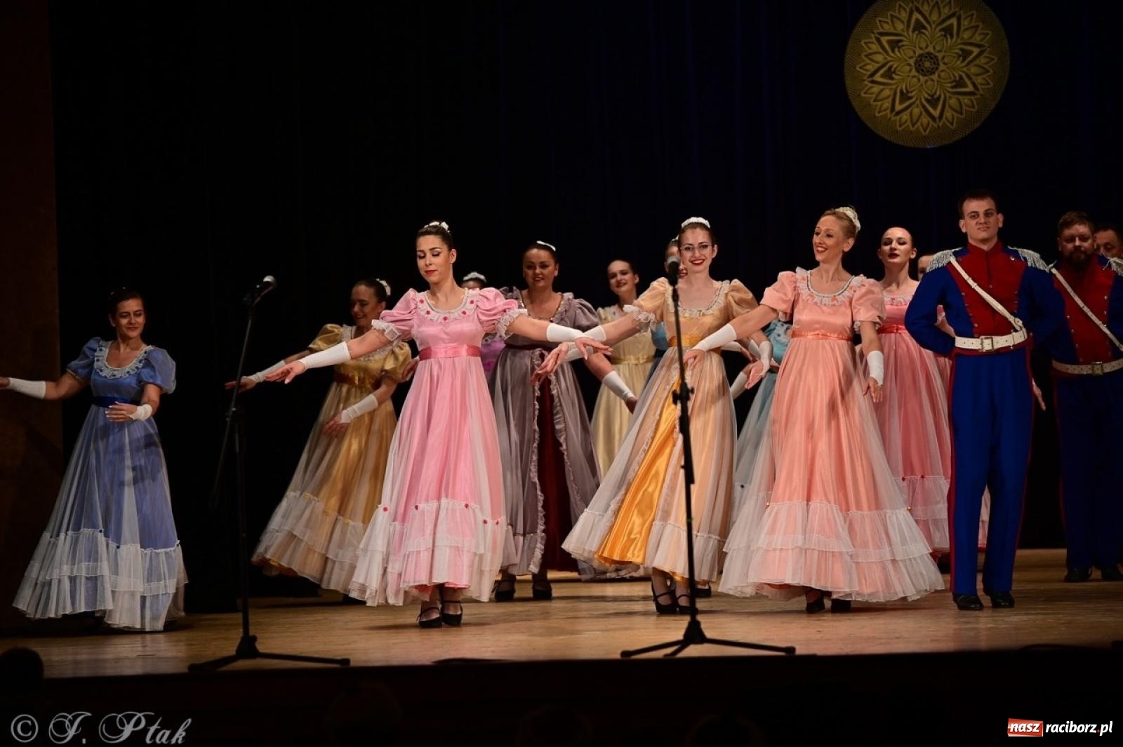 Zdjęcie w galerii na portalu naszraciborz.pl: Koncert charytatywny dla Judytki: taniec, folklor i świąteczne smaki zgromadziły tłumy wiadomości z regionu