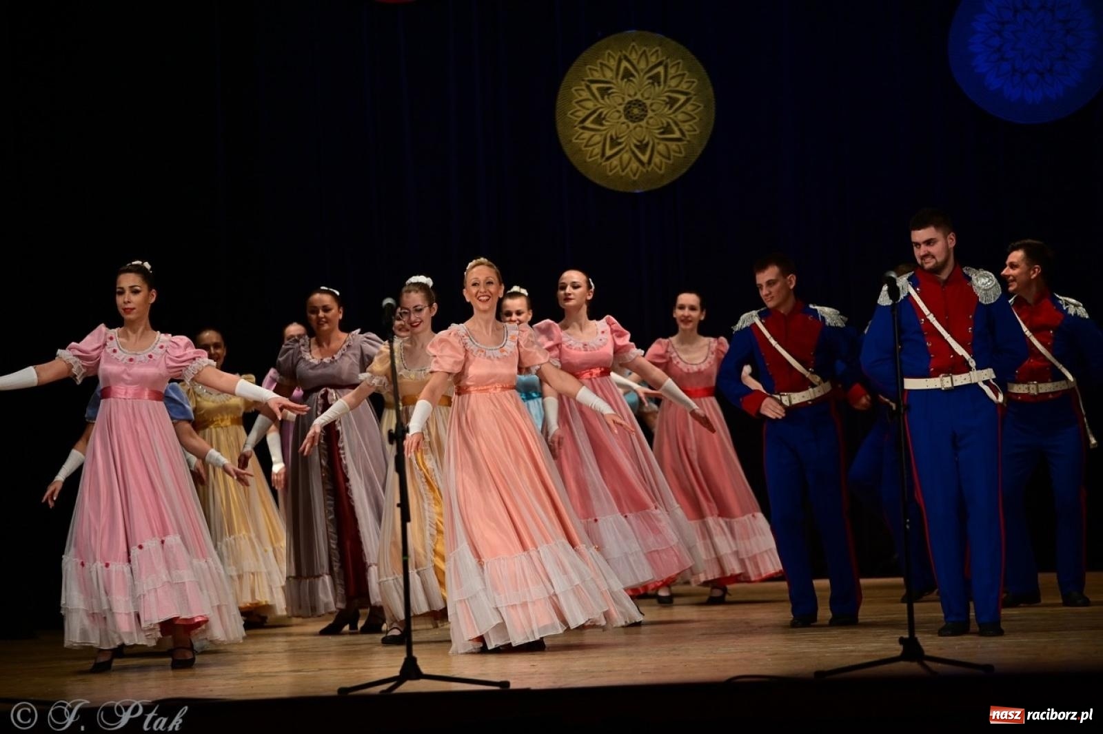 Zdjęcie w galerii na portalu naszraciborz.pl: Koncert charytatywny dla Judytki: taniec, folklor i świąteczne smaki zgromadziły tłumy wiadomości z regionu