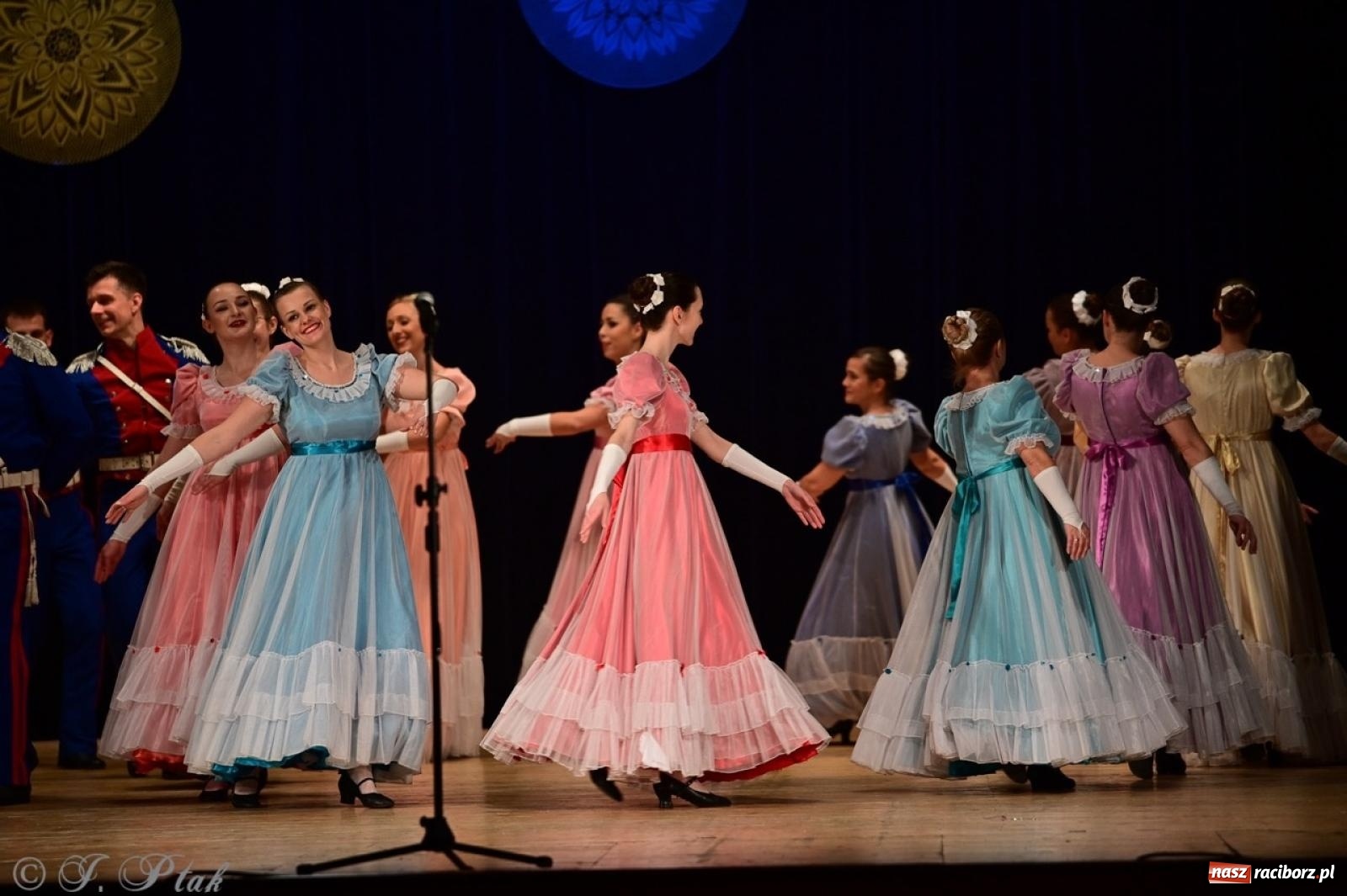 Zdjęcie w galerii na portalu naszraciborz.pl: Koncert charytatywny dla Judytki: taniec, folklor i świąteczne smaki zgromadziły tłumy wiadomości z regionu