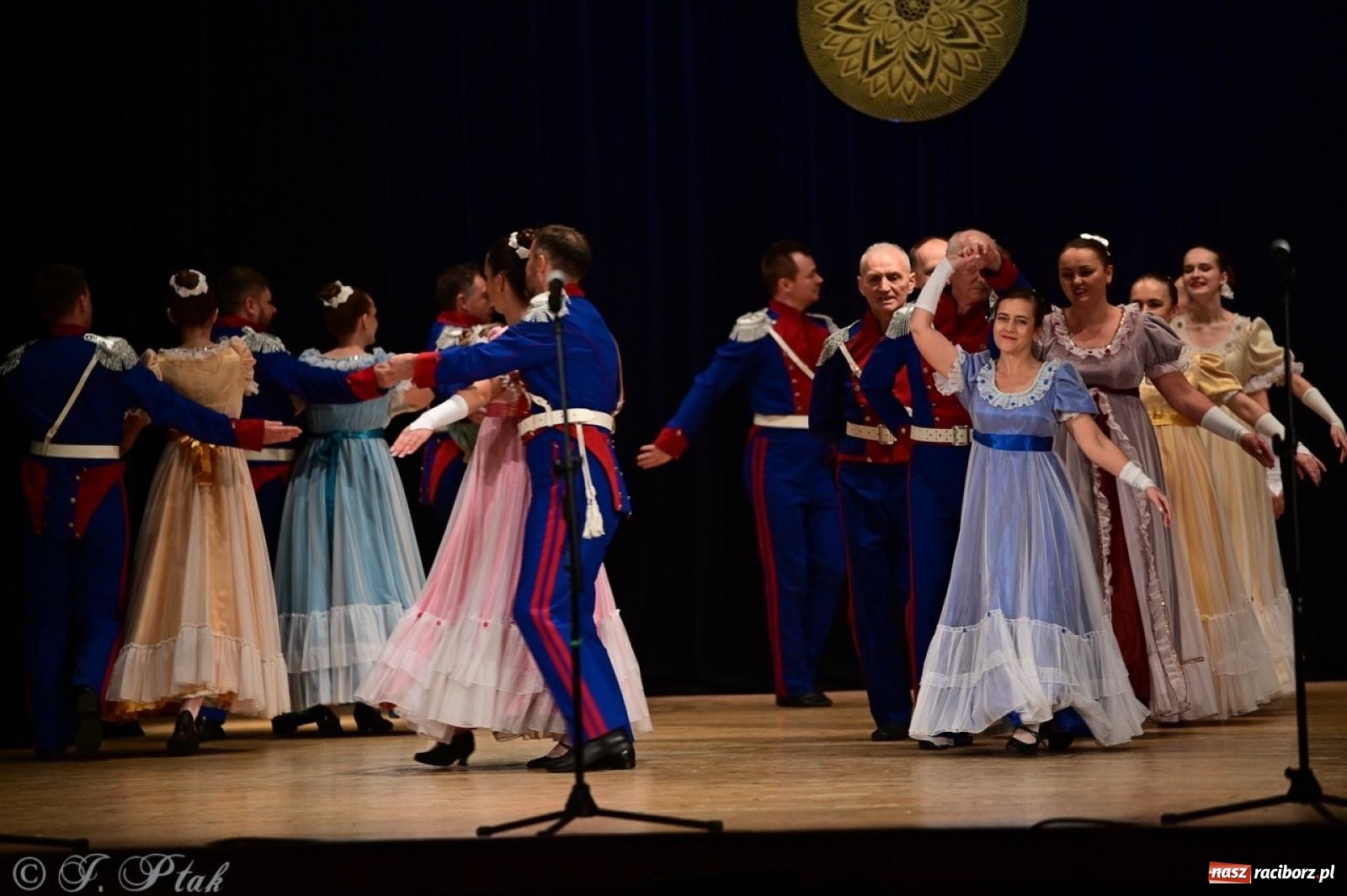 Zdjęcie w galerii na portalu naszraciborz.pl: Koncert charytatywny dla Judytki: taniec, folklor i świąteczne smaki zgromadziły tłumy wiadomości z regionu