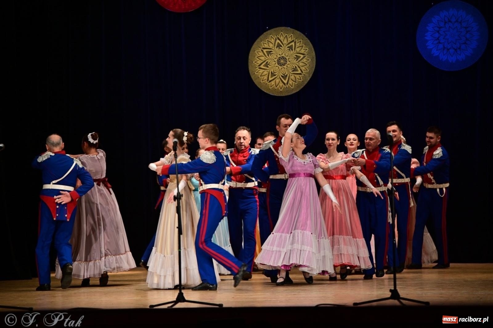 Zdjęcie w galerii na portalu naszraciborz.pl: Koncert charytatywny dla Judytki: taniec, folklor i świąteczne smaki zgromadziły tłumy wiadomości z regionu