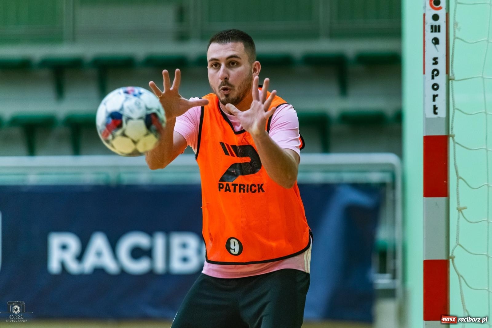 Zdjęcie w galerii na portalu naszraciborz.pl: HLPN. Wyrównane pojedynki na parkiecie hali przy Łąkowej [FOTO] wiadomości z regionu