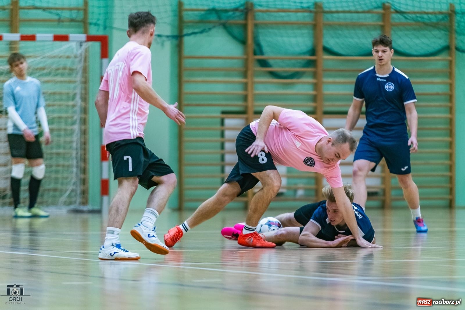Zdjęcie w galerii na portalu naszraciborz.pl: HLPN. Wyrównane pojedynki na parkiecie hali przy Łąkowej [FOTO] wiadomości z regionu