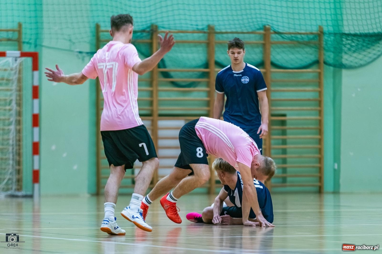 Zdjęcie w galerii na portalu naszraciborz.pl: HLPN. Wyrównane pojedynki na parkiecie hali przy Łąkowej [FOTO] wiadomości z regionu