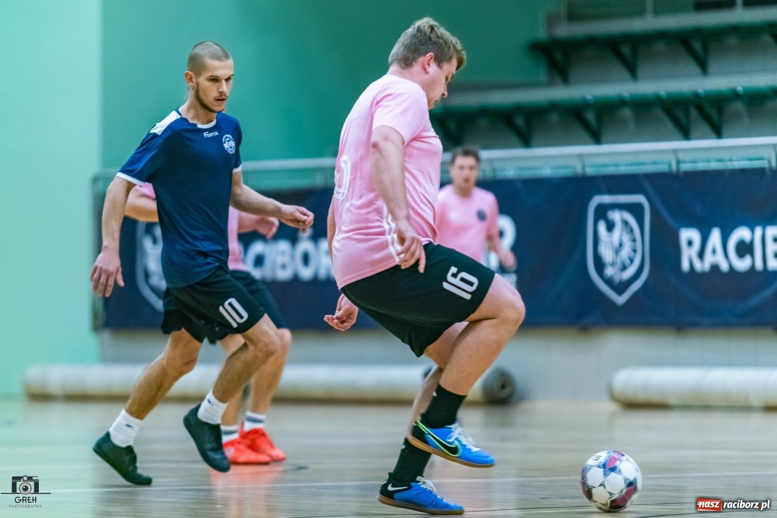 Zdjęcie w galerii na portalu naszraciborz.pl: HLPN. Wyrównane pojedynki na parkiecie hali przy Łąkowej [FOTO] wiadomości z regionu