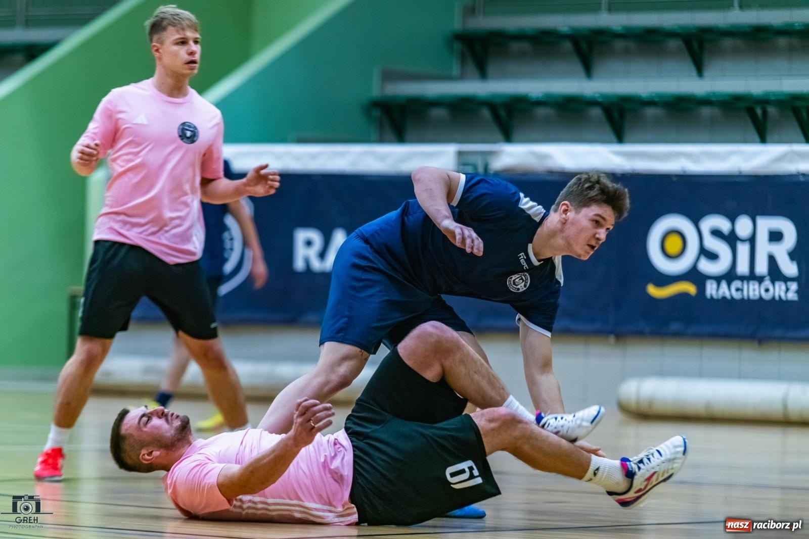 Zdjęcie w galerii na portalu naszraciborz.pl: HLPN. Wyrównane pojedynki na parkiecie hali przy Łąkowej [FOTO] wiadomości z regionu