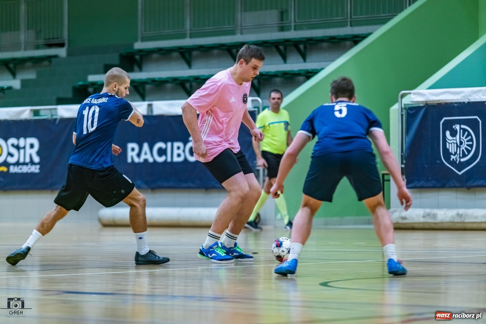 Zdjęcie w galerii na portalu naszraciborz.pl: HLPN. Wyrównane pojedynki na parkiecie hali przy Łąkowej [FOTO] wiadomości z regionu