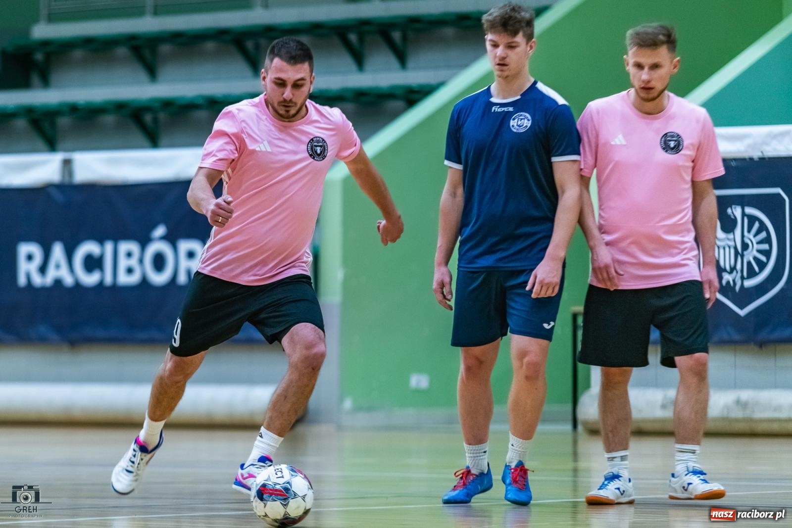 Zdjęcie w galerii na portalu naszraciborz.pl: HLPN. Wyrównane pojedynki na parkiecie hali przy Łąkowej [FOTO] wiadomości z regionu