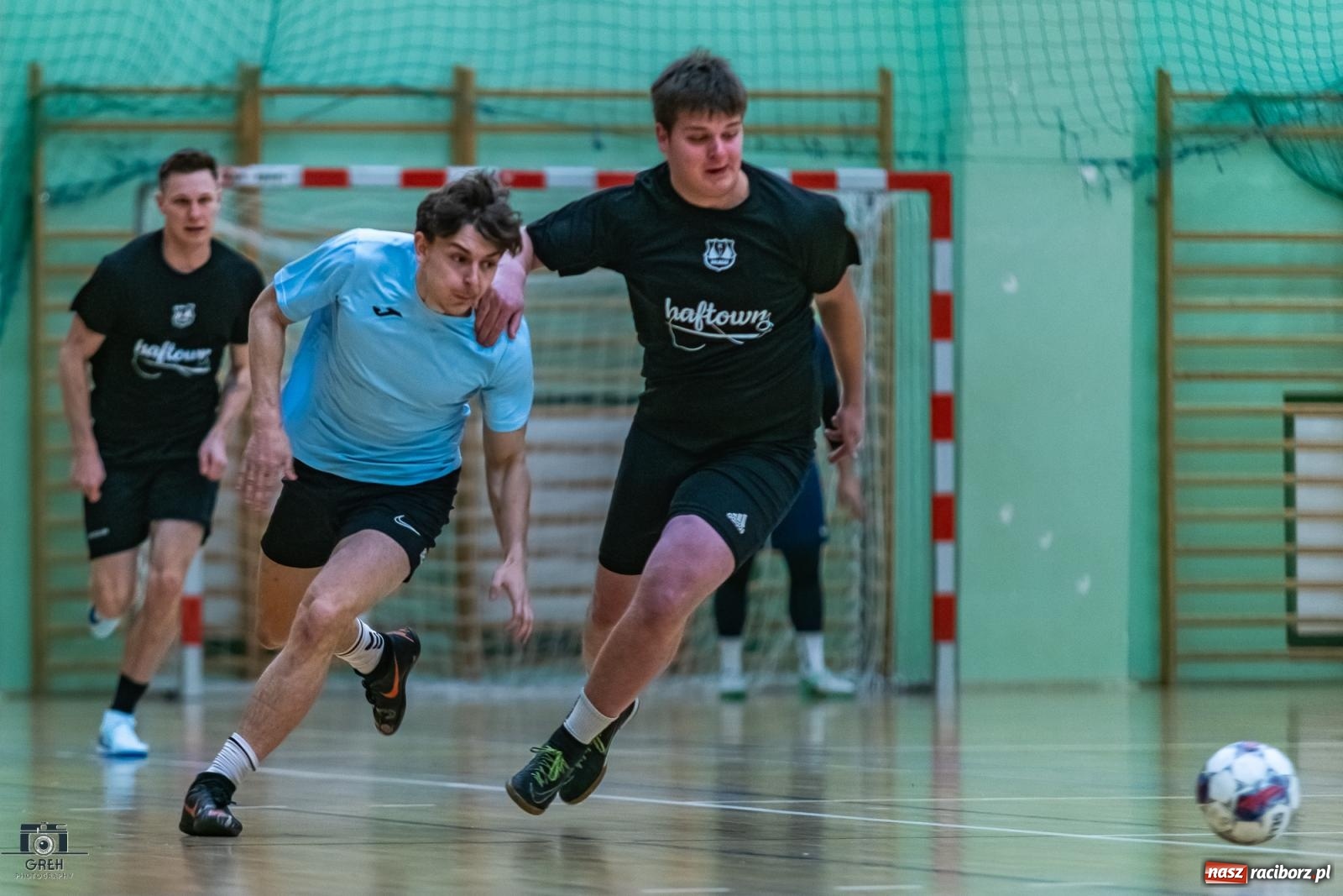 Zdjęcie w galerii na portalu naszraciborz.pl: HLPN. Wyrównane pojedynki na parkiecie hali przy Łąkowej [FOTO] wiadomości z regionu