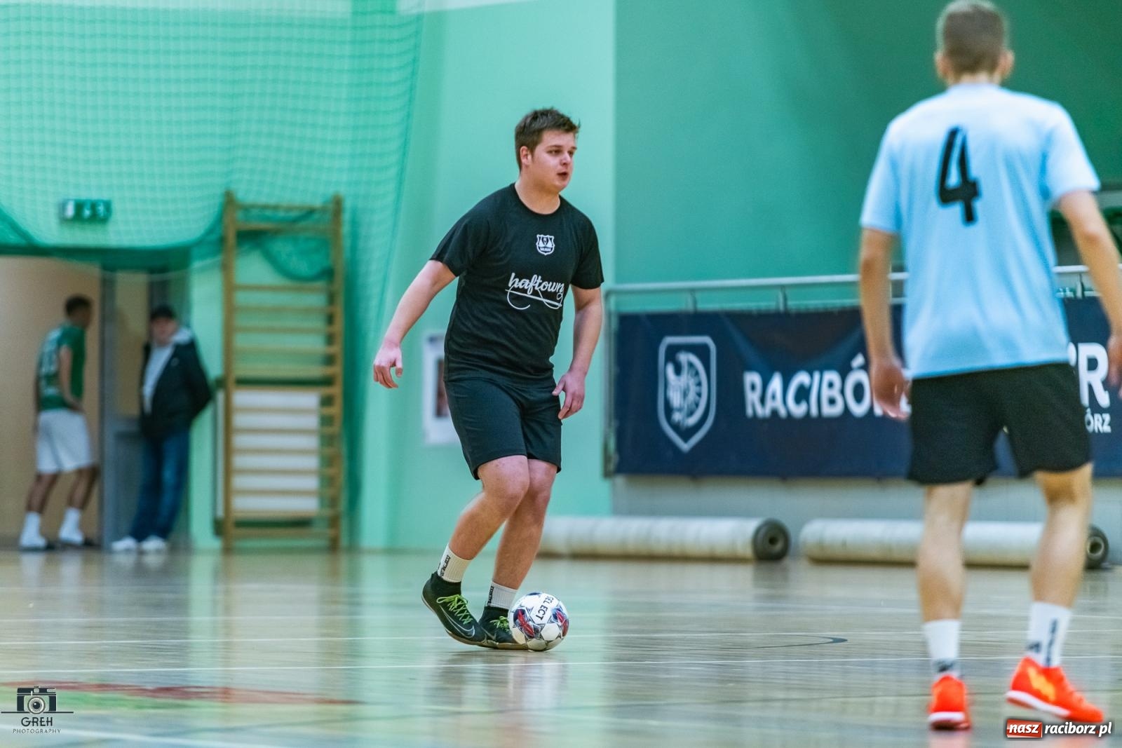 Zdjęcie w galerii na portalu naszraciborz.pl: HLPN. Wyrównane pojedynki na parkiecie hali przy Łąkowej [FOTO] wiadomości z regionu