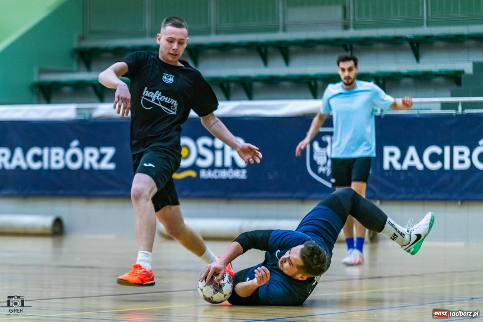 Zdjęcie w galerii na portalu naszraciborz.pl: HLPN. Wyrównane pojedynki na parkiecie hali przy Łąkowej [FOTO] wiadomości z regionu