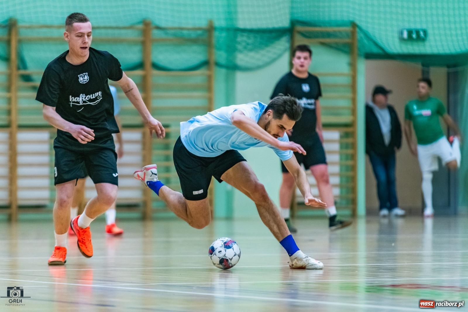 Zdjęcie w galerii na portalu naszraciborz.pl: HLPN. Wyrównane pojedynki na parkiecie hali przy Łąkowej [FOTO] wiadomości z regionu