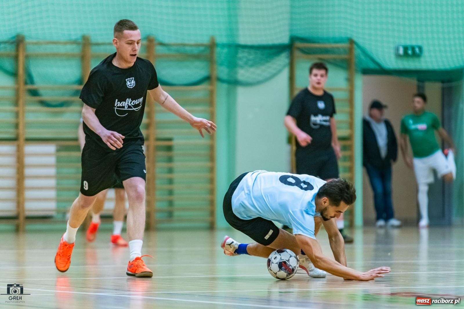 Zdjęcie w galerii na portalu naszraciborz.pl: HLPN. Wyrównane pojedynki na parkiecie hali przy Łąkowej [FOTO] wiadomości z regionu