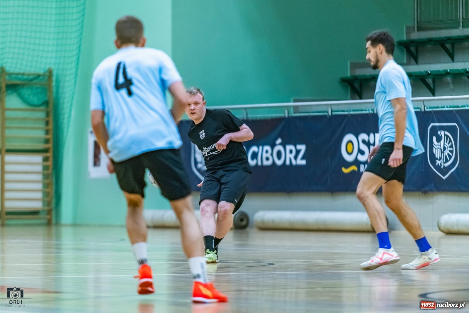 Zdjęcie w galerii na portalu naszraciborz.pl: HLPN. Wyrównane pojedynki na parkiecie hali przy Łąkowej [FOTO] wiadomości z regionu