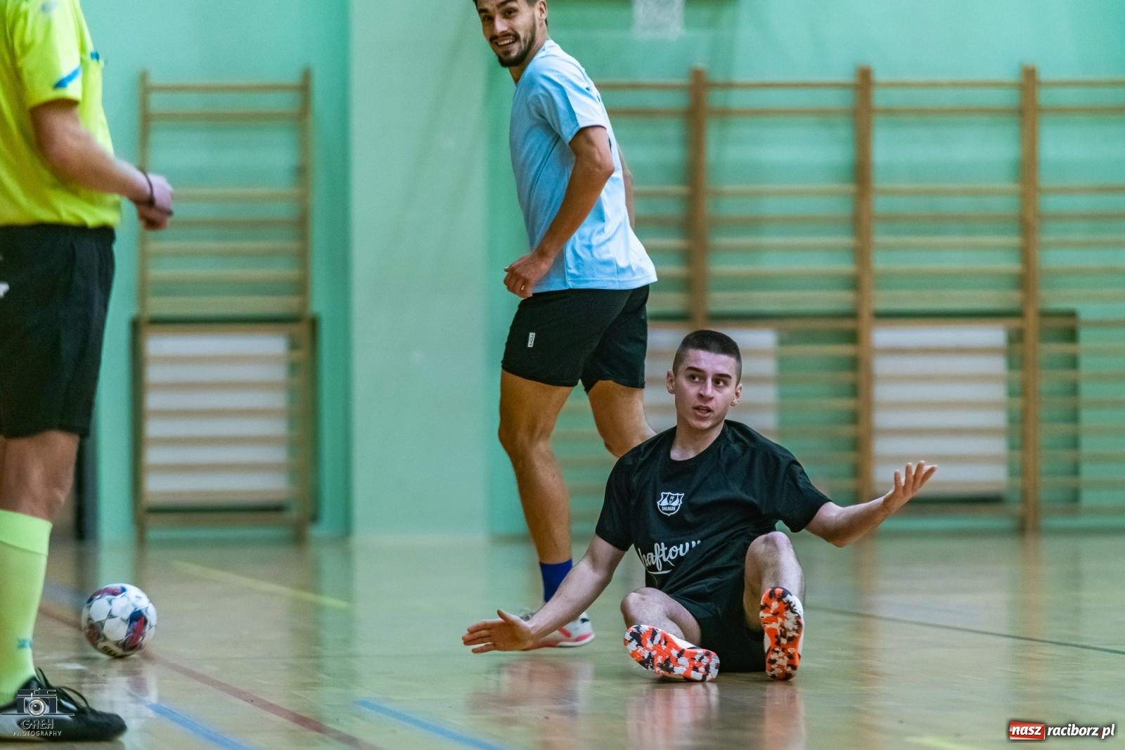 Zdjęcie w galerii na portalu naszraciborz.pl: HLPN. Wyrównane pojedynki na parkiecie hali przy Łąkowej [FOTO] wiadomości z regionu