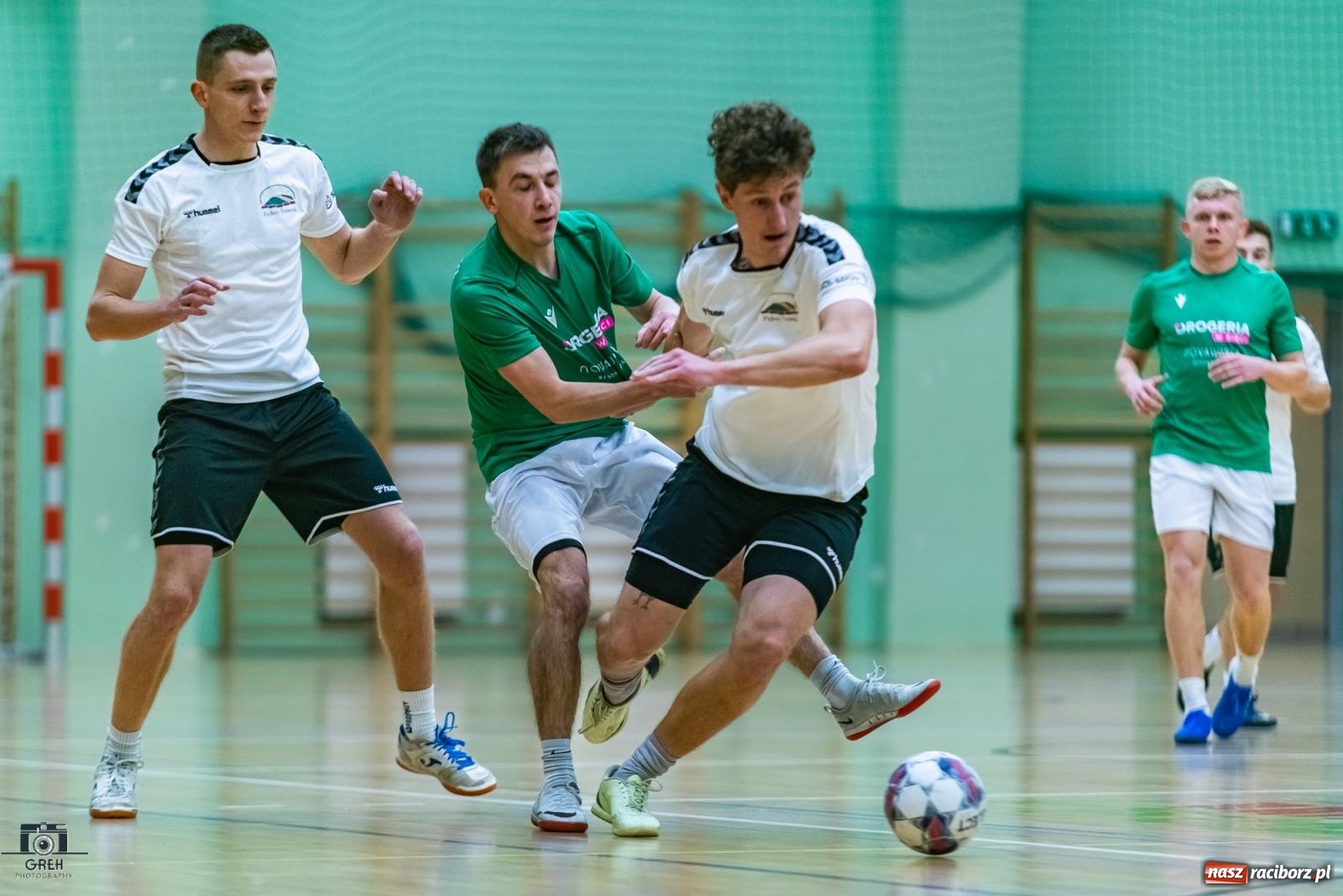 Zdjęcie w galerii na portalu naszraciborz.pl: HLPN. Wyrównane pojedynki na parkiecie hali przy Łąkowej [FOTO] wiadomości z regionu