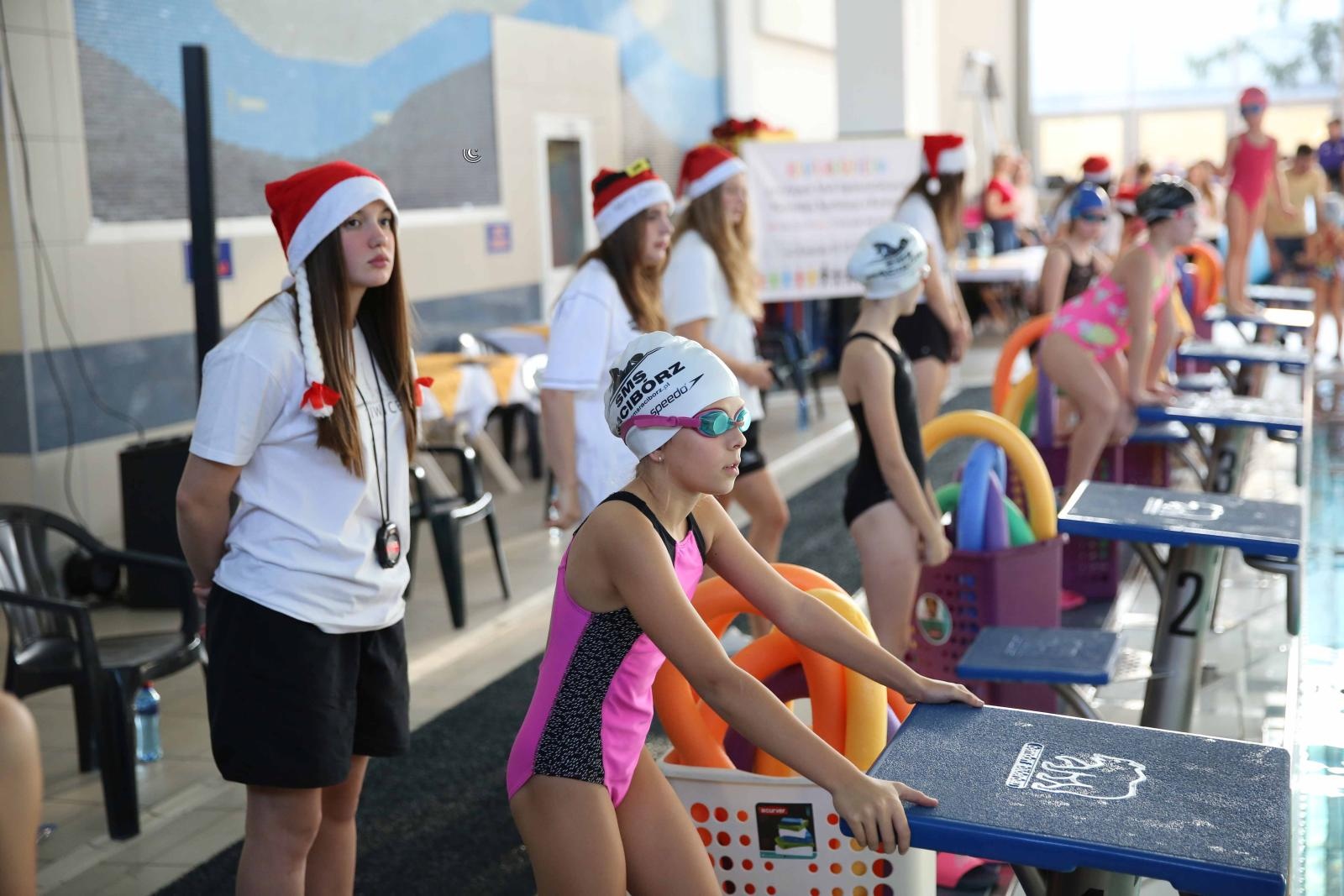 Zdjęcie w galerii na portalu naszraciborz.pl: Mikołajkowa sobota w ZSOMS. Zawody i jarmark z Natalią Tul wiadomości z regionu